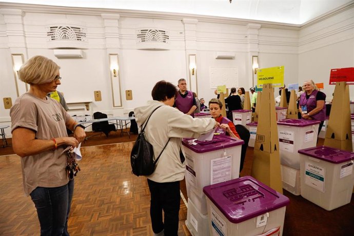 Imagen de archivo de varias personas en Melbourne depositando su voto de forma anticipada en las elecciones federales de Australia.