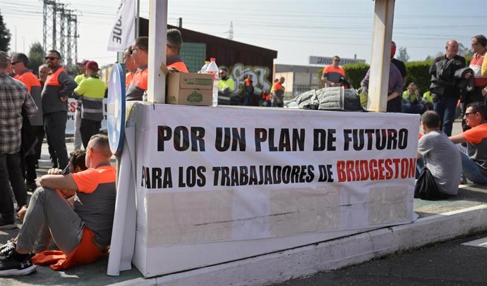 Concentración de trabajadores de Bridgestone en Puente San Miguel previa a la manifestación del 8 de abril