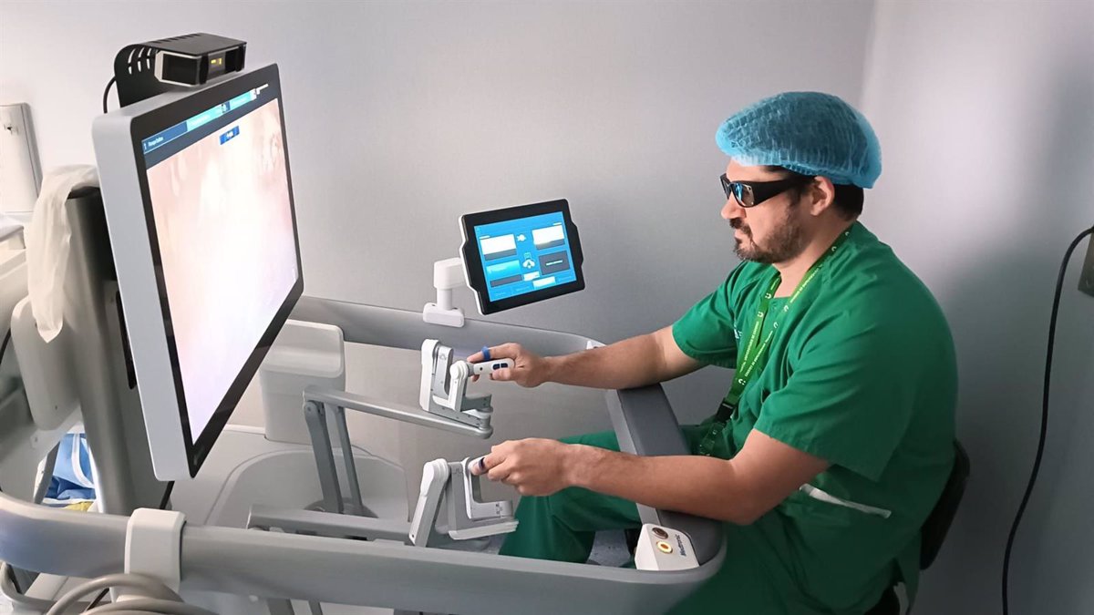 El Hospital Universitario de Cáceres realiza más de 80 operaciones en un año con el robot quirúrgico HUGO RAS