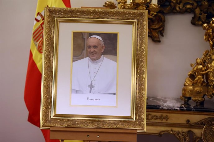 Retrat del Papa Francisco I situat junt amb el llibre de firmes on s'arrepleguen les condolences en la Nunciatura Apostòlica, a 22 d'abril del 2025, a Madrid (Espanya)