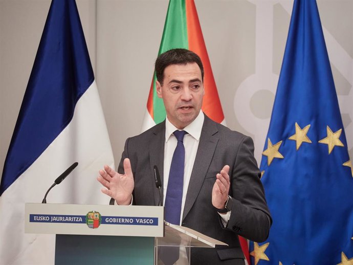 Archivo - El lehendakari, Imanol Pradales, durante una rueda de prensa en el Palacio de Navarra, a 25 de marzo de 2025, en Pamplona, Navarra 