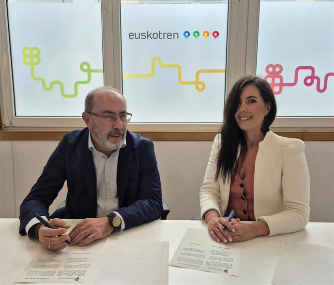 Javier Seoane, director general de Euskotren, y Azahara Domínguez, diputada de Movilidad y Ordenación del Territorio