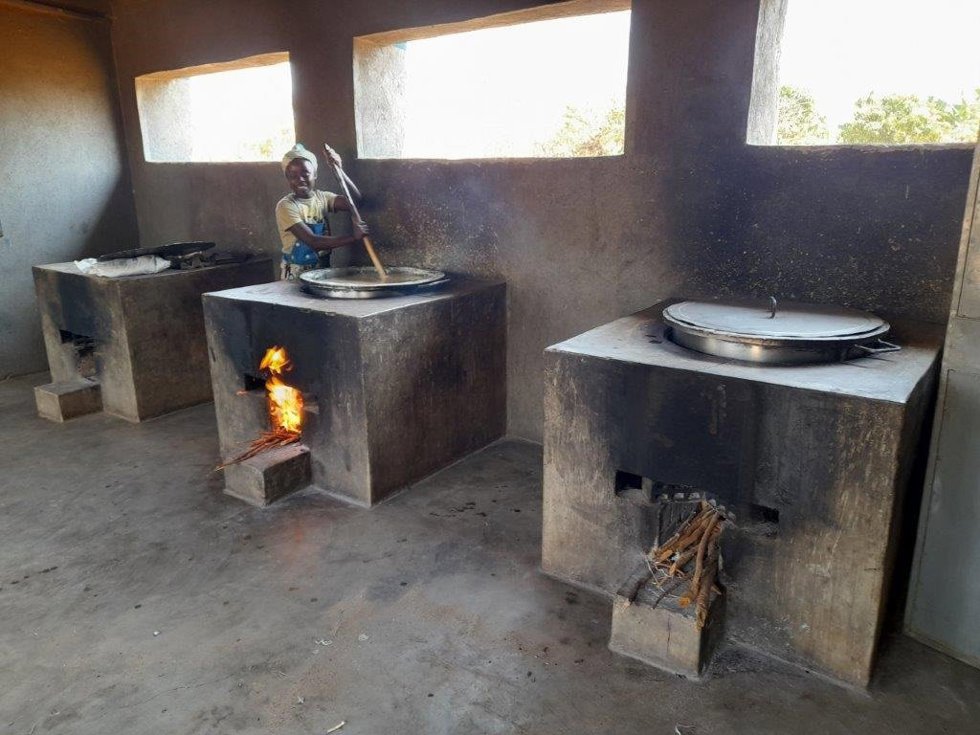 Una mujer cocinando en Zambia.