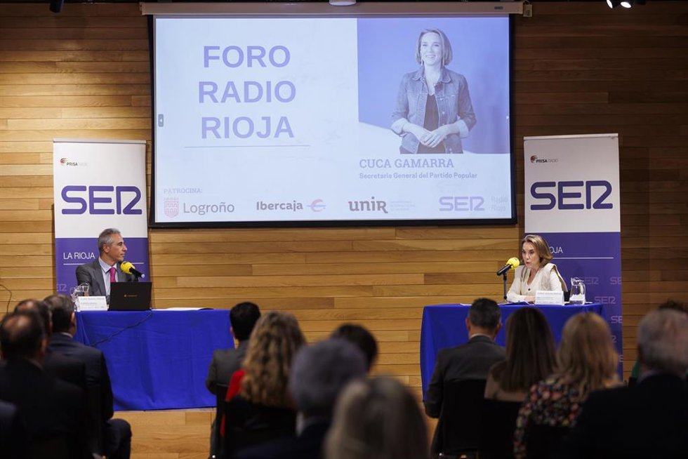 La secretaria general del PP, Cuca Gamarra, durante el nuevo Foro Radio Rioja organizado por Radio Rioja Cadena SER, en el Espacio Lagares, a 2 de mayo de 2025