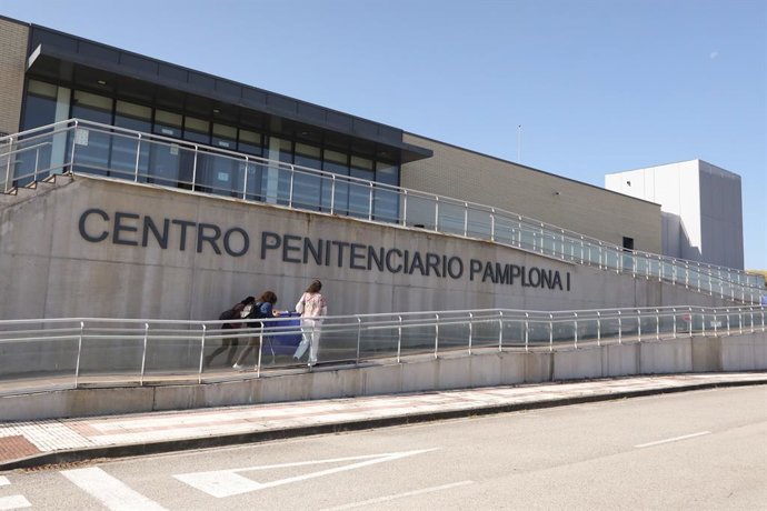 Archivo - Arquivo - Os responsáveis pelo projeto "A las olvidadas" (Aos esquecidos) carregam um pacote de livros em um carrinho que será entregue aos detentos do Centro Penitenciário de Pamplona.