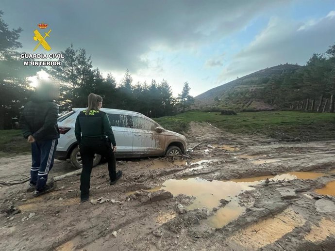 La Guardia Civil auxilia a un conductor atrapado en un camino rural de la sierra de Cameros