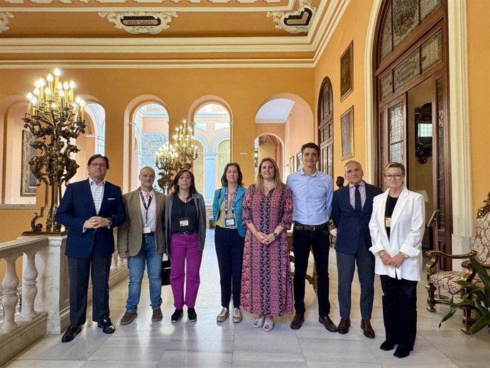 Foto de familia tras la firma de un convenio de buenas prácticas para garantizar la convivencia en Santa Cruz.