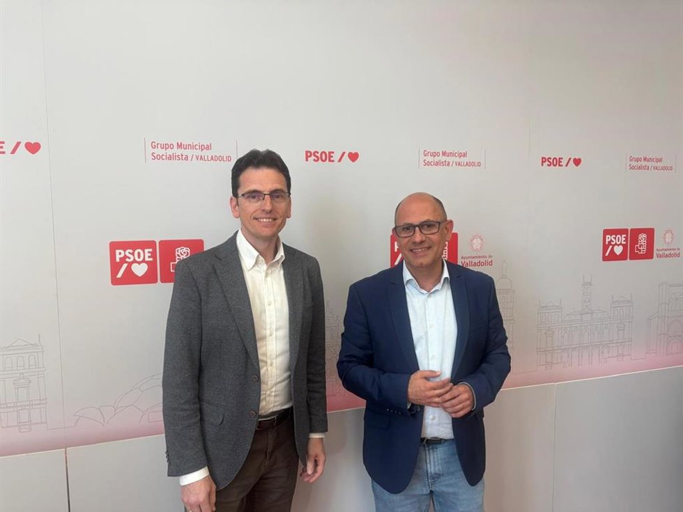 El portavoz del grupo municipal socialista, Pedro Herrero, y el concejal socialista Luis Velez.