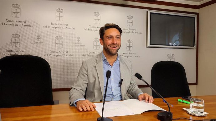 Archivo - El diputado del PP de Asturias, Andrés Ruiz, en rueda de prensa.