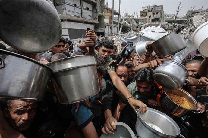 Palestinos intentan obtener comida entregada por organizaciones caritativas en Yabalia, en el norte de la Franja de Gaza, tras dos meses de bloqueo de Israel a la entrada de ayuda humanitaria en plena ofensiva contra el enclave (archivo)