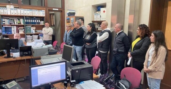 Momento del registro de la moción de censura en el Ayuntamiento de Nerva.