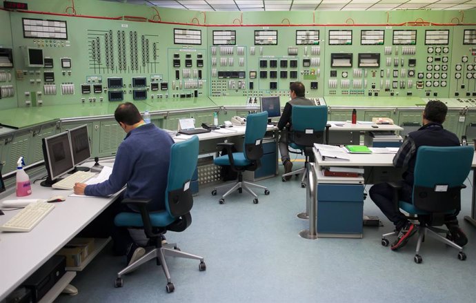 Archivo - Varios empleados trabajan en sala de control de la central nuclear de Santa María de Garoña, a 23 de noviembre de 2023, en Santa María de Garoña, Burgos, Castilla y León (España). El proyecto planteado por Enresa (Empresa Nacional de Residuos Ra