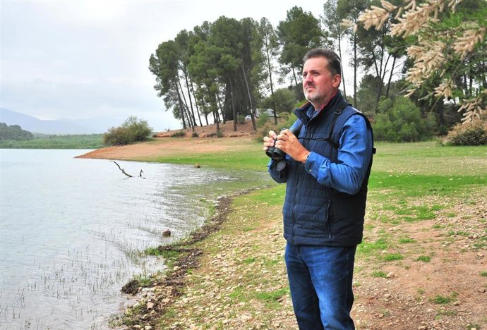 El delegado territorial de Sostenibilidad y Medio Ambiente de la Junta en Granada, Manuel Francisco García, en el entorno del embalse de Cubillas