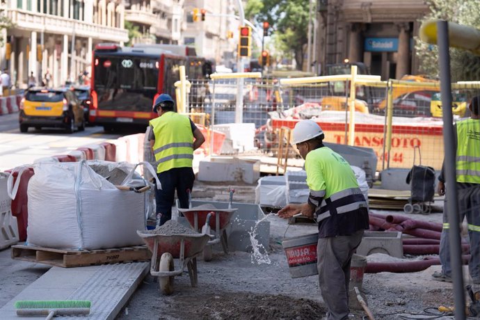 Archivo - Uns operaris durant les obres a Via Laietana