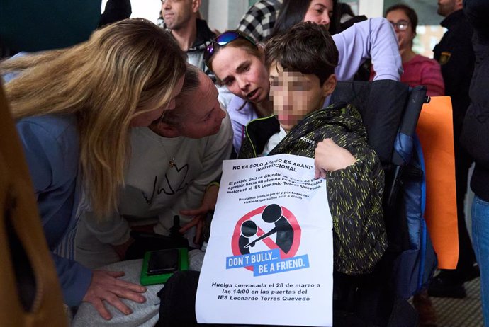 Archivo - Antonio, el joven con parálisis cerebral que sufrió bullying por parte de cuatro alumnos, durante una concentración en su apoyo en el IES Torres Quevedo, a 28 de marzo de 2025, en Santander, Cantabria (España). La Consejería de Educación de Cant