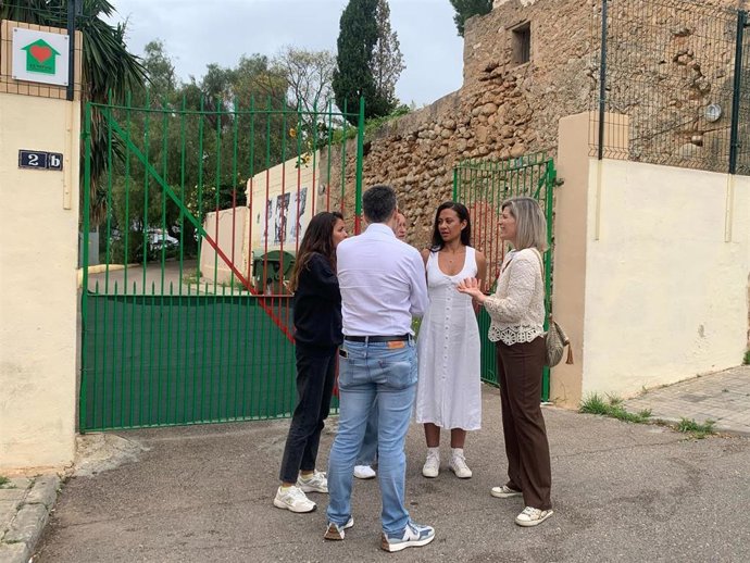 Consellers socialistas en el Consell de Mallorca y trabajadoras de Es Refugi.