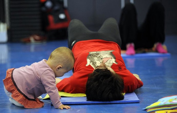 Haurtxo bat amarekin