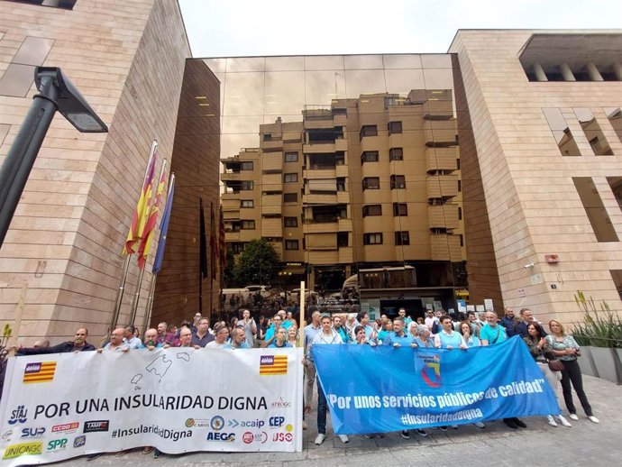 Cerca de un centenar de funcionarios del Estado en Baleares se concentran frente al edificio de la Seguridad Social en Palma para pedir al Gobierno que actualice el plus de insularidad