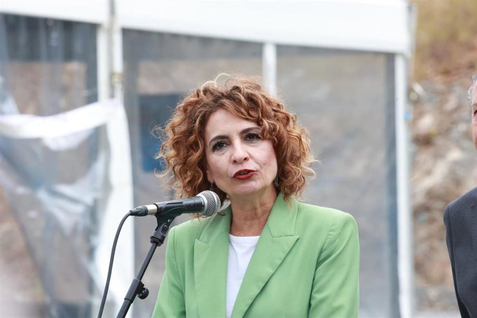 La vicepresidenta primera del Gobierno y ministra de Hacienda, María Jesús Montero, atiende este viernes a los medios de comunicación, en Constantina (Sevilla)