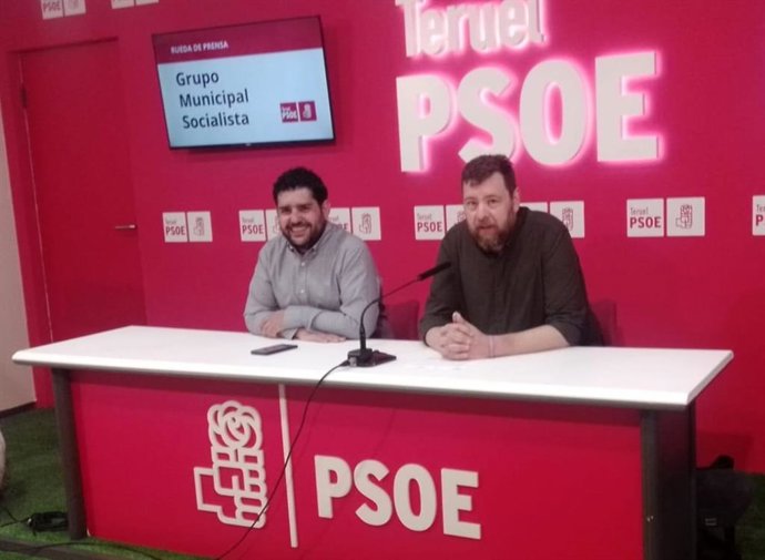 El portavoz del grupo socialista en el Ayuntamiento de Teruel,  José Guillén, y su compañero Diego Piñeiro durante la rueda de prensa de este viernes en la que ha planteado la necesidad de elaborar un censo de viviendas vacías en Teruel.