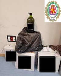 Investigado en Jaén por conducir sin la ITV, sin seguro, sin luz y con 20 garrafas de aceite de oliva sustraídas