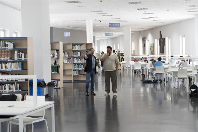 El alcalde de Mairena, en el interior de una de las bibliotecas municipales tras las obras de mejora.