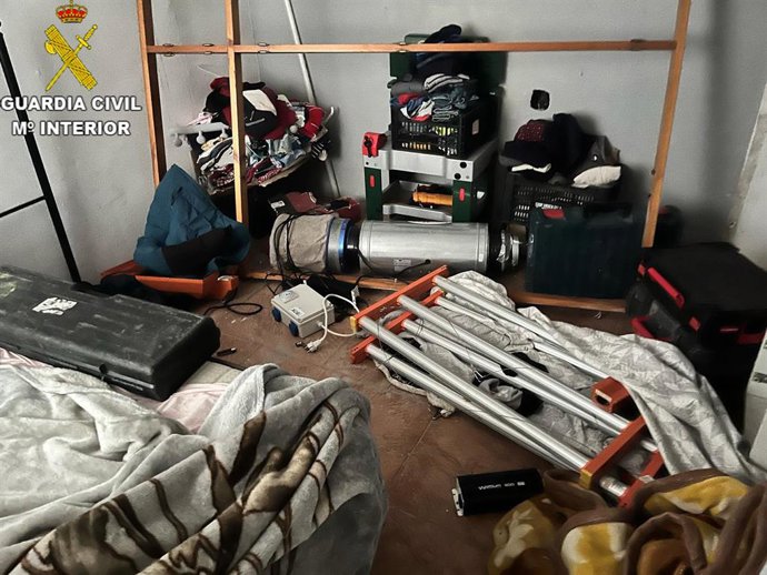 Material de energía solar recuperado en Chiclana tras detener a los tres presuntos autores del robo.