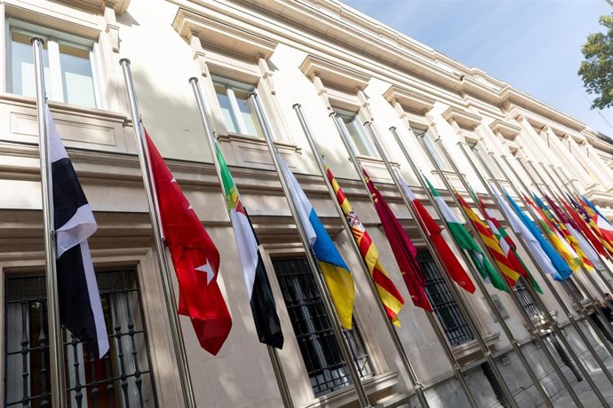 Archivo - Banderas a media asta durante un minuto de silencio por las víctimas de la DANA en las puertas del Senado, a 31 de octubre de 2024, en Madrid (España).