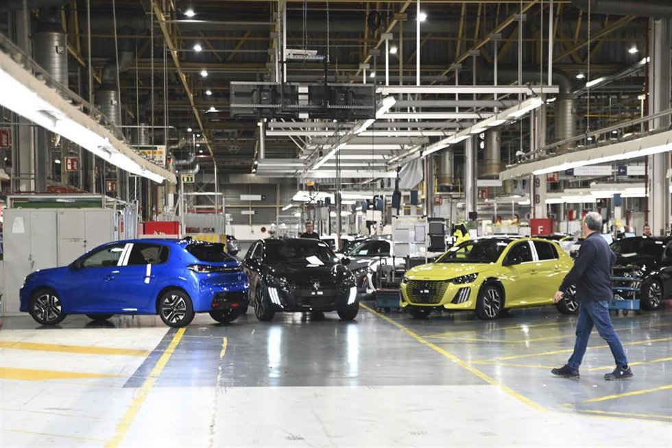 Archivo - Coches en una fábrica