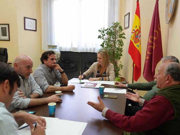 Peláez (Vox) se reúne con entidades fernandinas para "potenciar" la festividad del patrón de Sevilla.