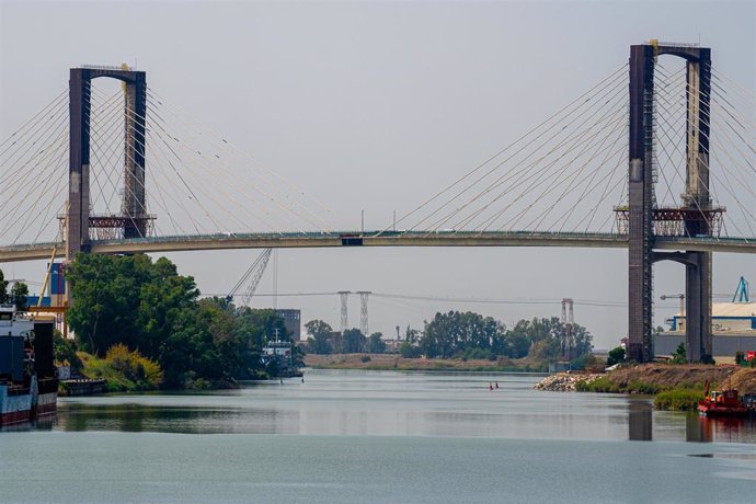 Archivo - Vistas del puente del Centenario donde se está realizando obras de sustitución de tirantes y de ampliación de la plataforma. 