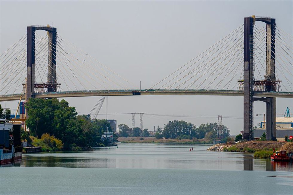 Archivo - Vistas del puente del Centenario donde se está realizando obras de sustitución de tirantes y de ampliación de la plataforma.