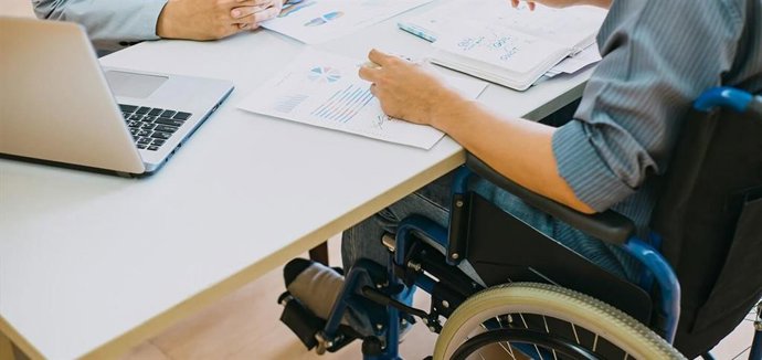 Archivo - Persona en silla de ruedas.