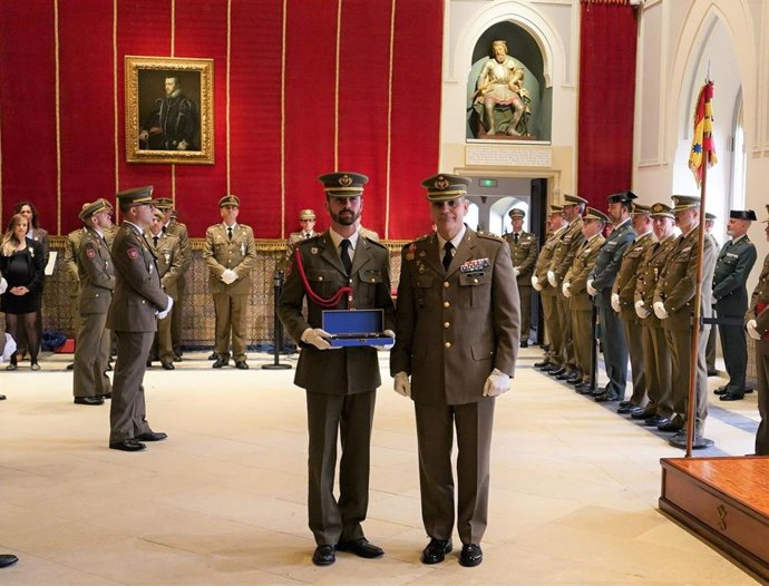 El Coronel De Felipe Con El Alumno Premiado, Cadete Plo, Durante El Acto Celebrado Este Viernes