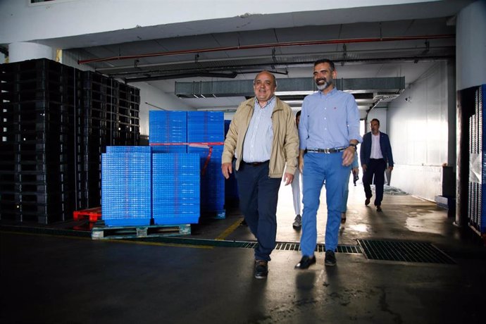 El presidente de la Federación Andaluza de Asociaciones Pesqueras (Faape), José María Gallart, junto con el consejero andaluz de Agricultura, Pesca, Agua y Desarrollo Rural, Ramón Fernández-Pacheco, en la lonja de Almería.