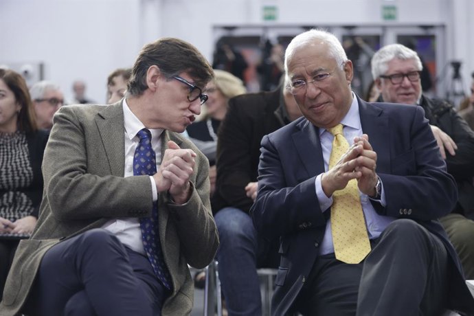 Archivo - El primer secretario del PSC, Salvador Illa (i), y el primer ministro en funciones de Portugal y secretario general del Partido Socialista portugués, António Costa (d), durante el acto de entrega del Premio a los Valores Europeos del PSC, a 17 d