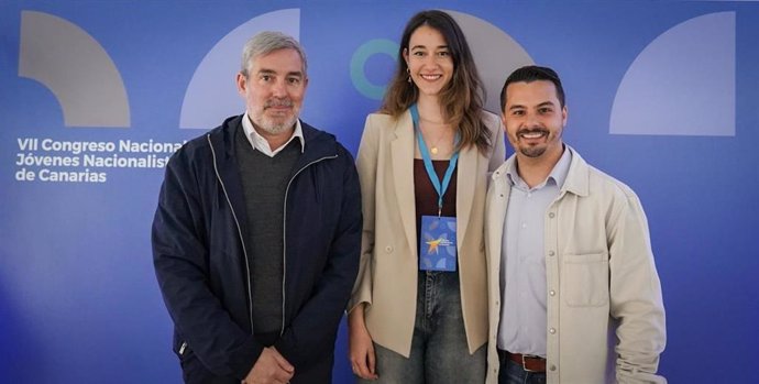 El secretario general de CC, Fernando Clavijo, y el secretario de Organización de CC, David Toledo, junto a la recién elegida secretaria general de los Jóvenes Nacionalistas Canarios (JNC), Raquel Castro