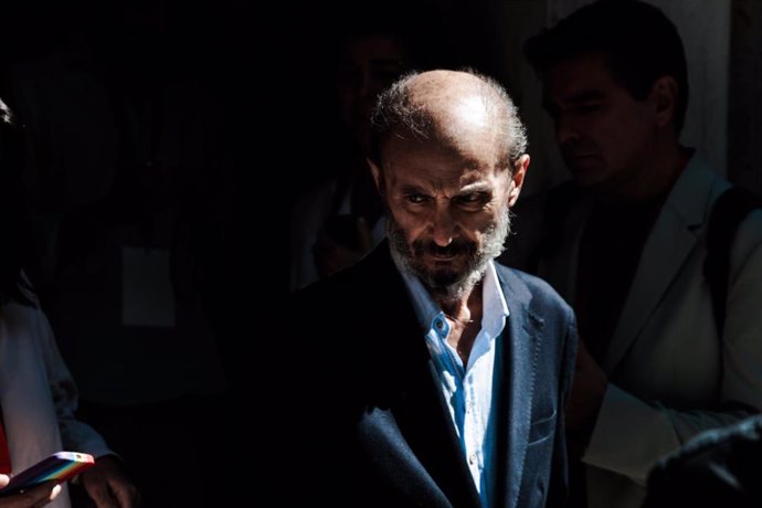 Archivo - El expresidente del Ejecutivo aragonés, Javier Lambán, a su salida de la reunión del Comité Federal del PSOE, en la sede federal del PSOE, a 7 de septiembre de 2024, en Madrid (España). 