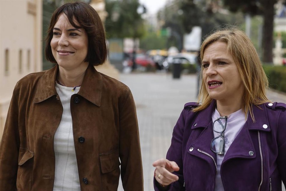 La ministra de Ciencia y líder del PSPV, Diana Morant, y la delegada del Gobierno, Pilar Bernabé, visitan la 60 Fira del Llibre en los Jardines de Viveros