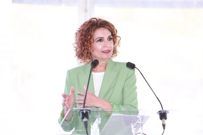 La vicepresidenta y ministra de Hacienda, María Jesús Montero, este viernes en declaraciones a los medios en Constantina (Sevilla).