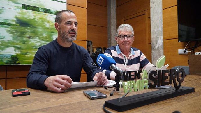 El alcalde de Siero, Ángel García, y el concejal de Hacienda, Raimundo Díaz, durante la rueda de prensa.