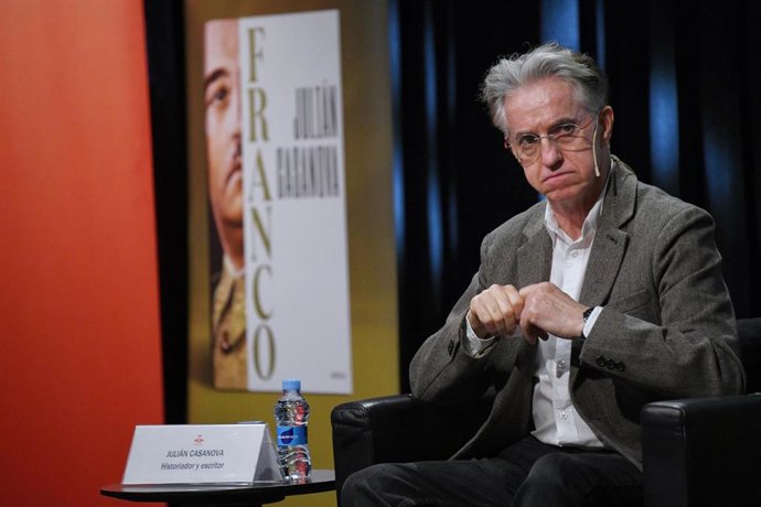 Archivo - El escritor Julián Casanova durante la presentación de su nuevo libro llamado ‘Franco’, en el Instituto Cervantes en Madrid.