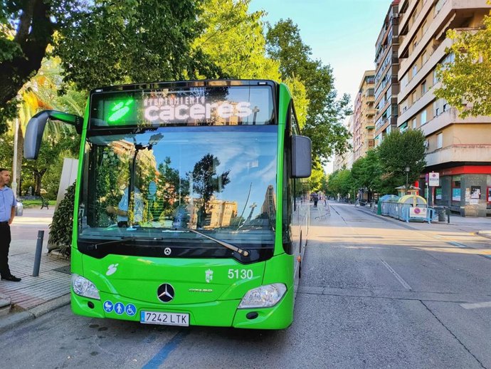 Archivo - Autobús urbano de Cáceres