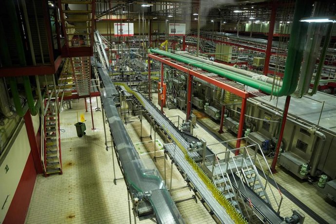 Vista general de la cadena de producción y envasado de la fábrica de Coca-Cola. A 08 de abril de 2025, en La Rinconada, Sevilla (Andalucía, España)