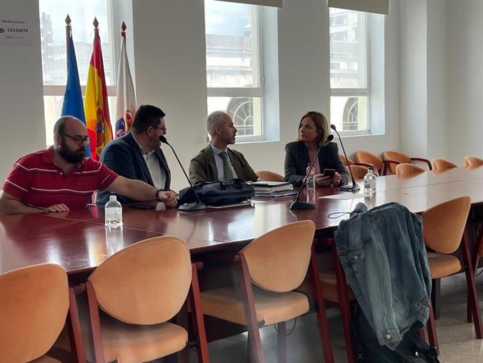 El consejero, Sergio Silva, en la mesa de diálogo que no se ha celebrado