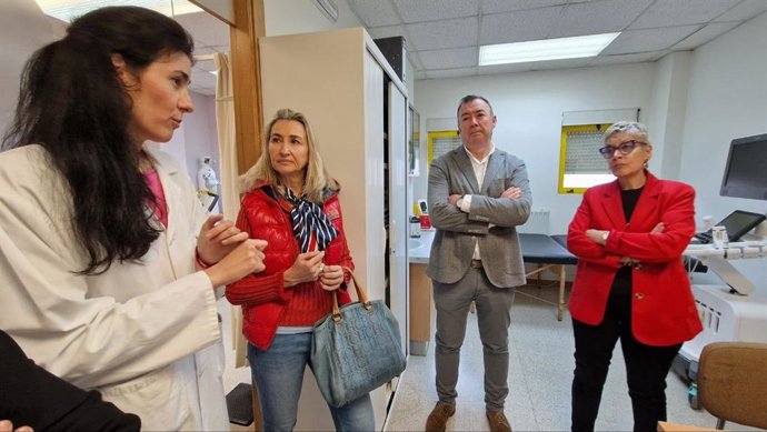 La responsable del estudio en el centro de salud de Grado, Myrian Sanjuán, la gerente del área sanitaria IV, Beatriz López Muñiz,  el alcalde de Grado, José Luis Trabanco, y la consejera de Salud, Concepción Saavedra