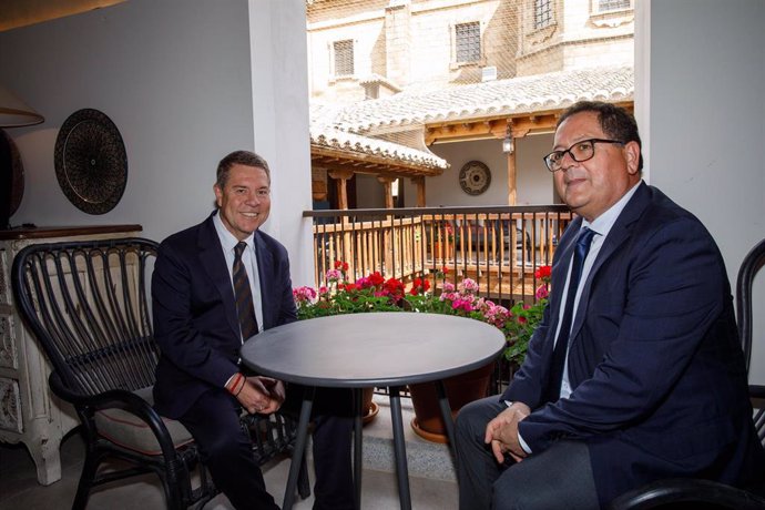 El Presidente Regional, Emiliano García-Page, Y El Alcalde De Orgaz, Tomás Villarrubia, En El 'Casón Del Conde'.