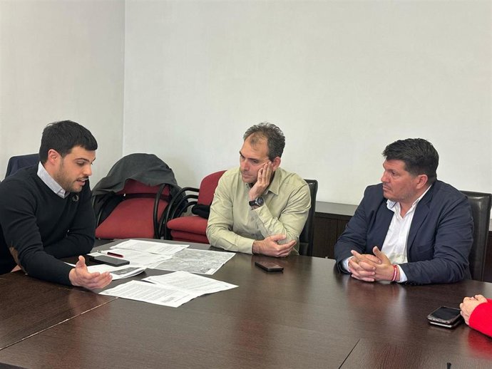 El coordinador de Izquierda Unida en Andalucía y diputado nacional de IU-Sumar, Toni Valero, en su reunión con Somos Valverde (Huelva).