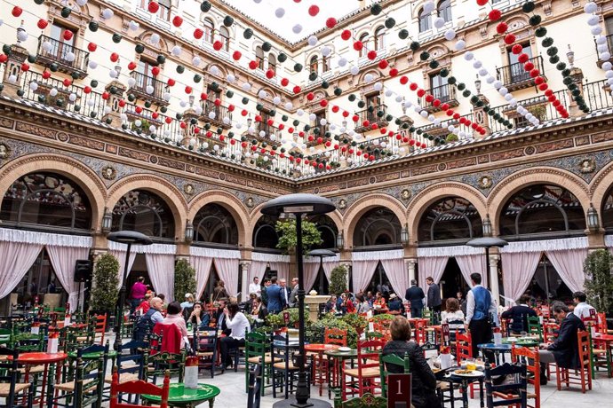Archivo - El Hotel Alfonso XIII celebra la Feria de Abril con caseta propia y noche del pescaíto