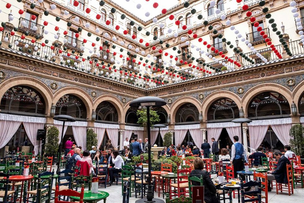 Archivo - El Hotel Alfonso XIII celebra la Feria de Abril con caseta propia y noche del pescaíto